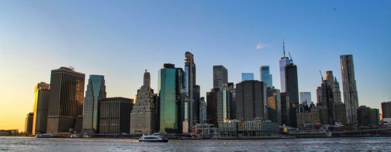 Aussichten in New York City: Hochhauspanoramen und Skylineblicke von Fluss und Hafen