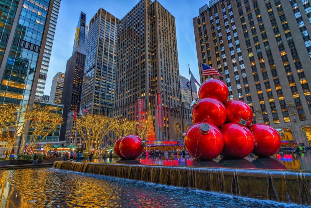 new-york-city-weihnachtszeit-christmas-balls