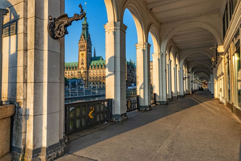 fotospots-hamburg-alsterarkaden-rathaus