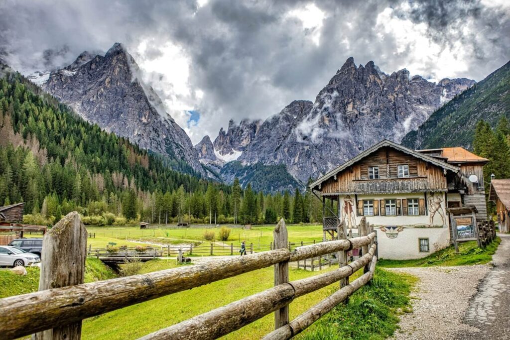 suedtirol-berge-landschaft-haus