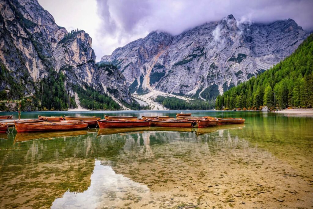 suedtirol-berge-landschaft-pragser-wildsee