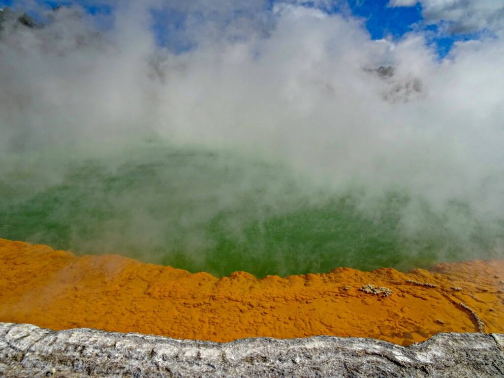 Wai-O-Tapu - Geothermales Naturgebiet mit farbenreichen Kratern und Thermalquellen