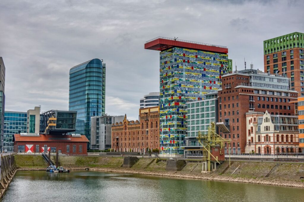 fotospots-duesseldorf-Farbige Gebäude im Medienhafen