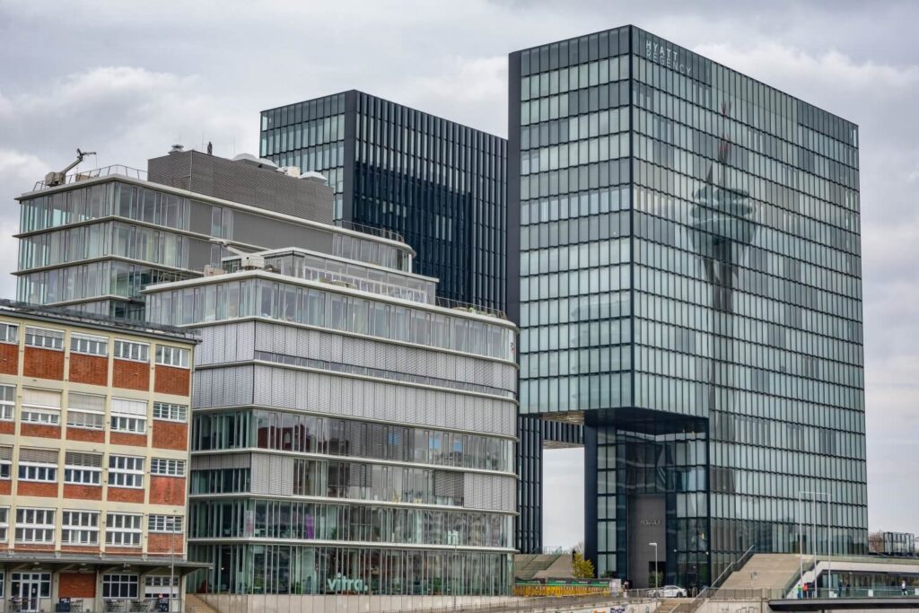 fotospots-duesseldorf-Moderne Architektur am Hafenbecken