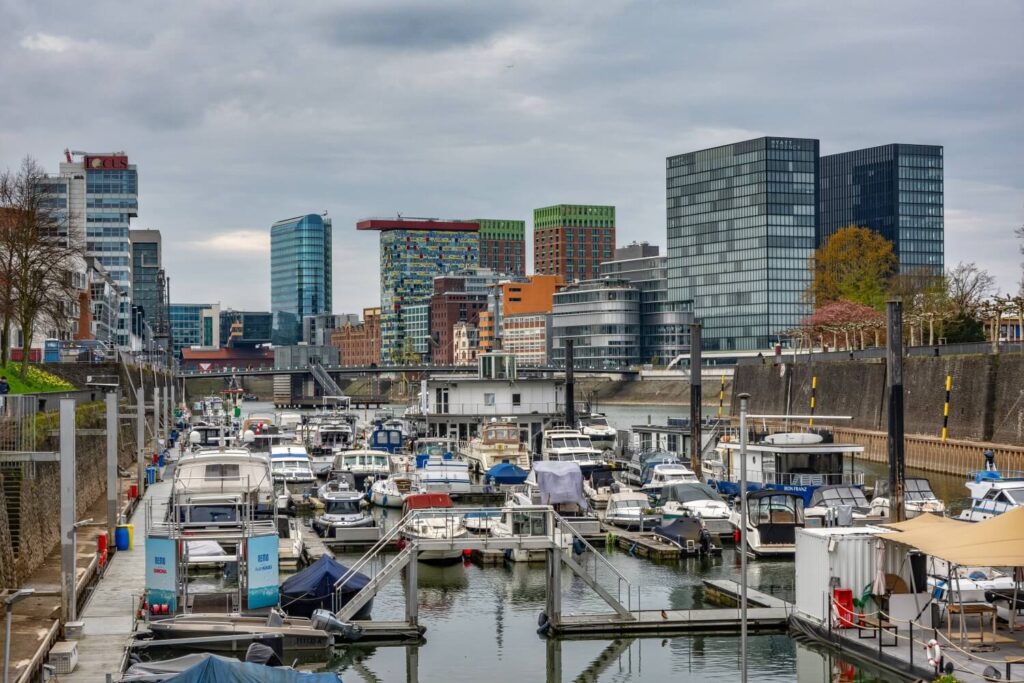fotospots-duesseldorf-Moderne Architektur am Hafenbecken-boote