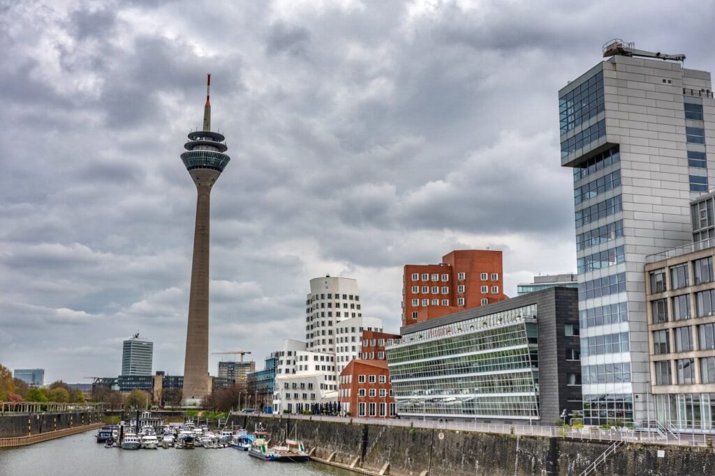 fotospots-duesseldorf-Rheinturm-Blick vom Medienhafen
