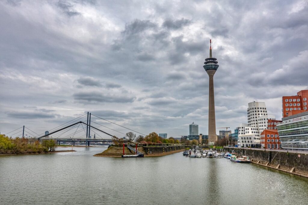 fotospots-duesseldorf-Rheinturm-Blick vom Medienhafen-bruecke